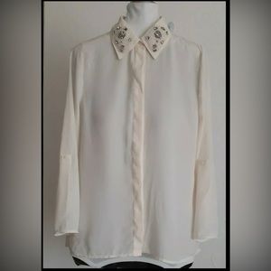 Studio Y women blouse. Long sleeves. Color:Beige or off white . Size: small.